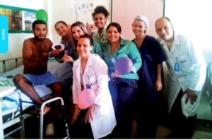 equipe médica numa ação humanizada com um paciente acamado. Fonte: divulgação revista Notícias Hospitalares